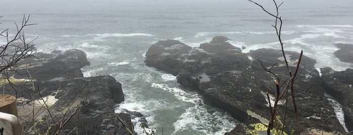 Thor's Well is one of Lugares favoritos de Rene.