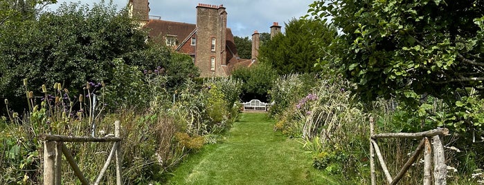 Standen NT House & Gardens is one of Alex'in Beğendiği Mekanlar.