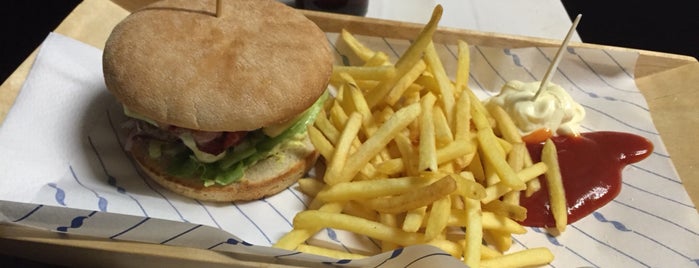 Uni Burger is one of สถานที่ที่บันทึกไว้ของ Luca.