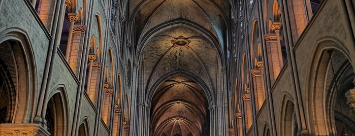 Catedral de Notre-Dame de Paris is one of Top favorites places.