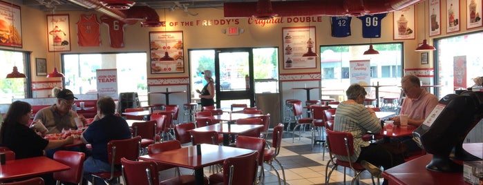 Freddy's Frozen Custard & Steakburgers is one of สถานที่ที่ Jonathan ถูกใจ.