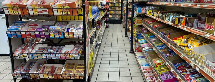 Dino's Food Mart is one of Locais salvos de Kimmie.