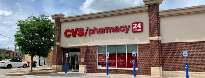 CVS pharmacy is one of สถานที่ที่ LoneStar ถูกใจ.