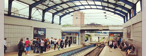 Станція швидкісного трамваю «Гната Юри» is one of Yuliia 님이 좋아한 장소.