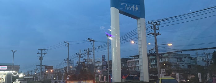 PTT Station is one of ร้านทำกุญแจเมืองทอง 087-488-4333.