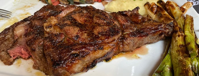 Montano Steak House is one of Locais curtidos por Vicente.