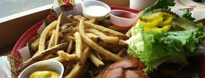 Cheeseburger Bobby's is one of Lugares favoritos de Kyra.