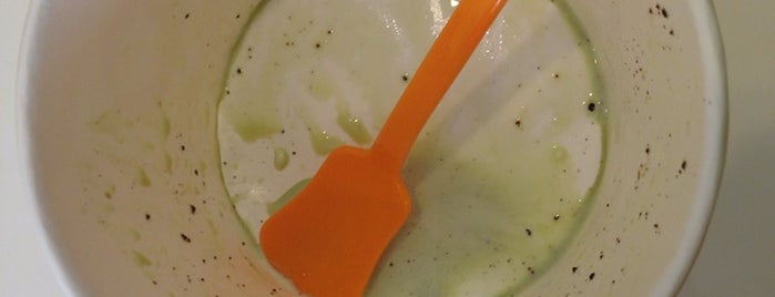 Orange Leaf Frozen Yogurt is one of สถานที่ที่ Angelle ถูกใจ.