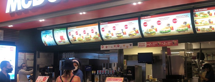 McDonald's is one of Locais curtidos por Özden.