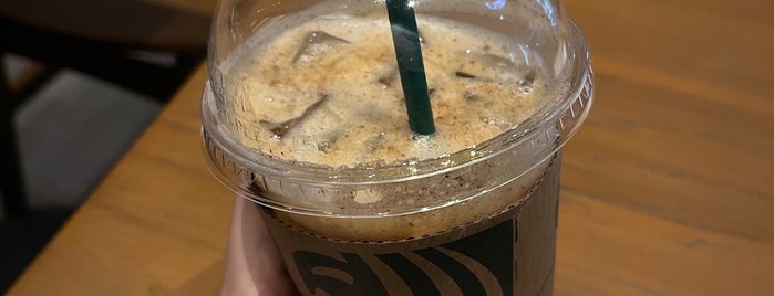 Starbucks is one of Vee 님이 좋아한 장소.