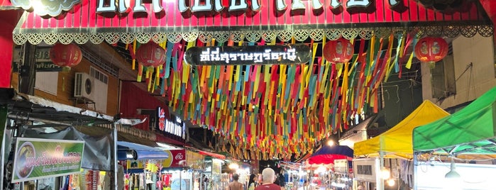 ตลาดศาลเจ้า is one of Top Places Surat Thani.