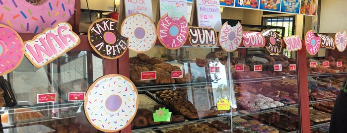 Twister Donuts is one of Lugares favoritos de Carlos.