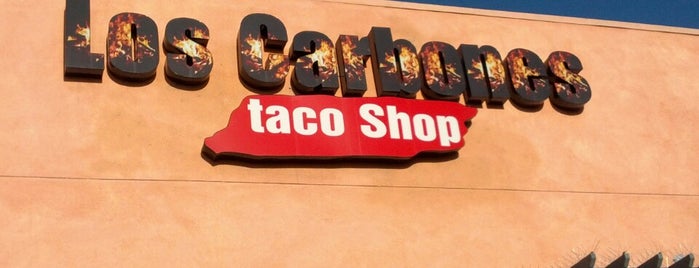 Los Carbones Taco Shop is one of สถานที่ที่ Louis ถูกใจ.