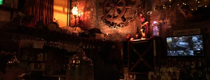 Tony Seville's Pirates Alley Cafe & Old Absinthe House is one of Lugares favoritos de Amanda.