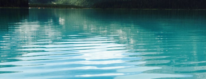 Emerald Lake is one of Nouf'un Beğendiği Mekanlar.