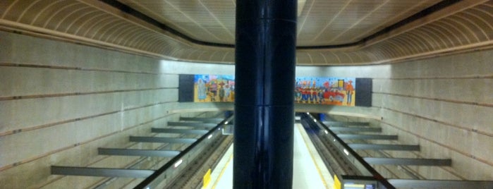 Metro Rail - Wilshire/Normandie Station (D) is one of สถานที่ที่บันทึกไว้ของ Carlos.