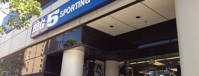 Big 5 Sporting Goods is one of สถานที่ที่บันทึกไว้ของ Fernanda.