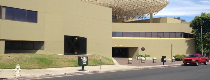 Van Nuys State Office Building is one of Erikさんのお気に入りスポット.