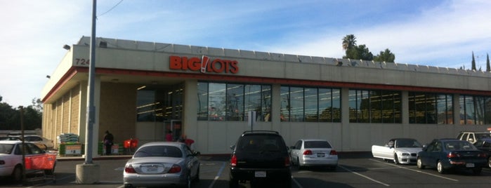 Big Lots is one of Valerieさんのお気に入りスポット.