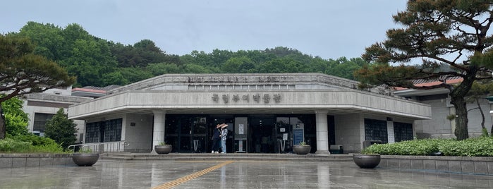 Buyeo National Museum is one of 여행길에 만난 국립박물관.
