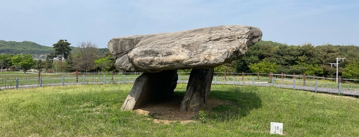 강화 부근리 지석묘 (Dolmen in Bugeun-ri, Ganghwa) is one of 고분 古墳 Korean Acient Tombs.