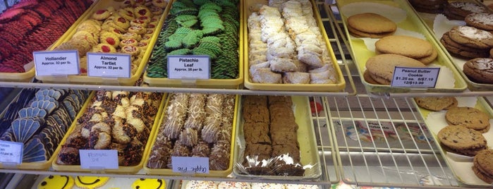 Eileen's Centerview Bakery is one of Posti salvati di Kimmie.