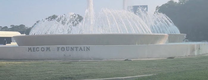 Mecom Fountain is one of สถานที่ที่ Aptraveler ถูกใจ.