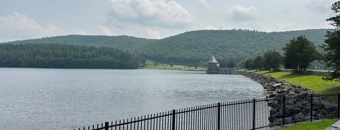 Saville Dam is one of 🇺🇸 CT Litchfield.