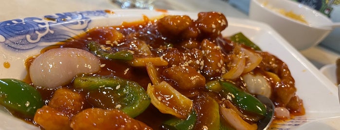 Lucky Sichuan Restaurant is one of Lovelies Grit + Grub.