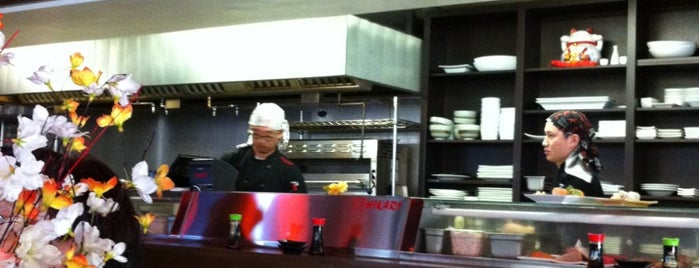 Hikari Sushi Bar is one of สถานที่ที่บันทึกไว้ของ Enrique.