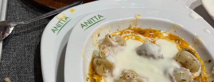 Anitta Panku Roof Restaurant is one of Orte, die Mehmet gefallen.