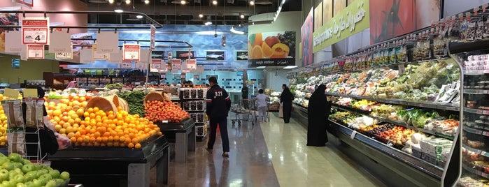 Tamimi Markets is one of Yazeedさんのお気に入りスポット.