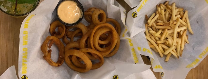 Buffalo Wild Wings is one of Yazeed'in Beğendiği Mekanlar.