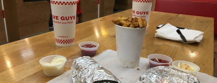 Five Guys is one of Yazeedさんのお気に入りスポット.