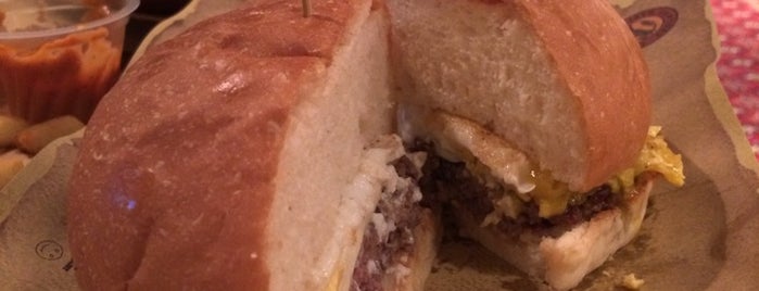 Century Burger is one of Posti che sono piaciuti a Yazeed.