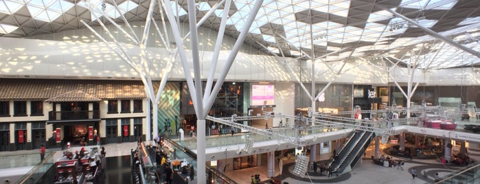 Westfield London is one of สถานที่ที่ Yazeed ถูกใจ.