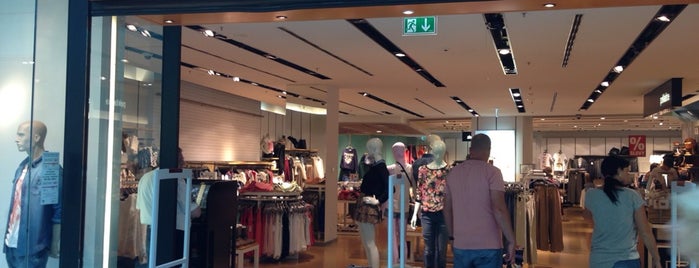 Bershka is one of "Oblíbená a uložená místa".