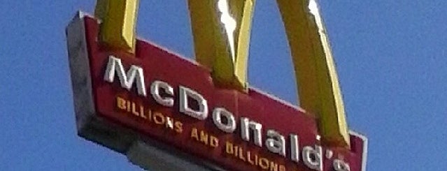 McDonald's is one of สถานที่ที่ Caroline 🍀💫🦄💫🍀 ถูกใจ.