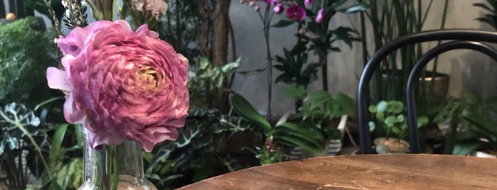 Remi Flowers & Coffee is one of Posti che sono piaciuti a H & N.