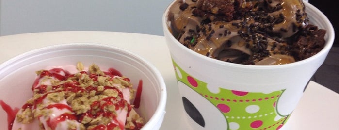 sweetFrog Premium Frozen Yogurt is one of Posti che sono piaciuti a Kyra.