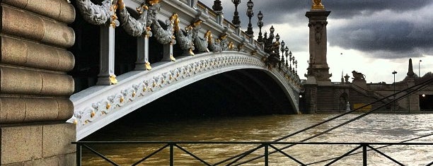 Puente Alejandro III is one of Paris.