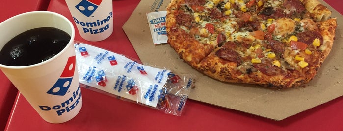 Domino's Pizza is one of Lugares favoritos de Babür.