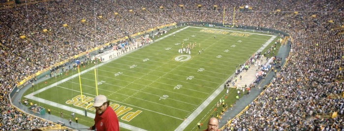 Lambeau Field is one of Mouni'nin Beğendiği Mekanlar.