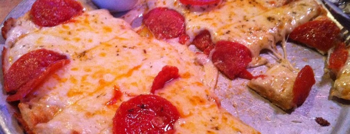 Gusano's Chicago-Style Pizzeria is one of Posti che sono piaciuti a Michael.