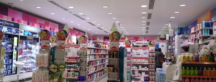 Watsons is one of Sinaさんのお気に入りスポット.