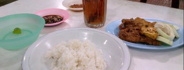 Ayam Hot Plate & Pecal Lele Mas Anto is one of Banda Aceh list.