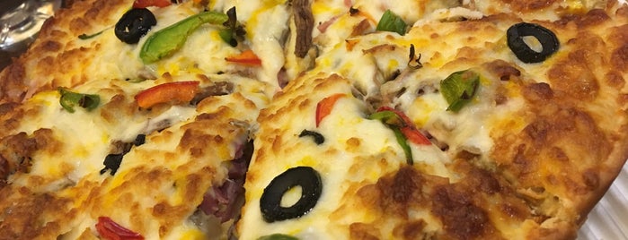 Meykhosh Pizza is one of Locais curtidos por Hoora.