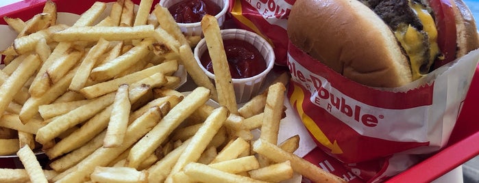 In-N-Out Burger is one of Tolga’s Liked Places.