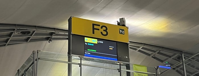 Gate F3 is one of Locais curtidos por Vee.