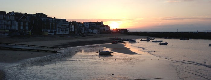 St Ives Harbour and Beach is one of Tempat yang Disukai Chris.